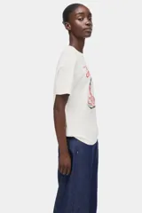 Remera de algodón color blanco, con cuello redondo, mangas cortas y estampa frontal de un plato de pasta con la leyenda 'Trattoria Roma, Italia'.