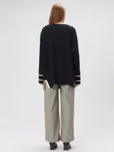 Sweater de cuello redondo con diseño de tejido en relieve de rombos, manga larga y calce holgado. Presenta logo bordado en el pecho y aberturas laterales en el ruedo.