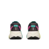 Championes de trail running Merrell modelo Mtl SpeedArc Peak, en combinación de colores amarillo lima, negro y fucsia. Cuentan con empeine Matryx de Kevlar y poliamida, placa de carbono Carbon FlexPlate, entresuela de doble densidad con espuma FloatPro y PEBA, y suela Vibram Megagrip Elite.