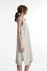 Vestido midi sin mangas, color beige melange, de corte recto y holgado, con terminaciones deshilachadas en el cuello y el ruedo.