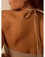 Top color beige con breteles finos y escote redondo.