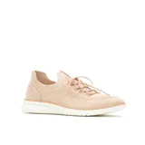 Championes de tejido knit color beige, con diseño ergonómico, cordones al tono y suela blanca flexible. Cuenta con tecnología de amortiguación en el talón y plantilla elástica.