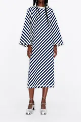 Vestido midi de punto a rayas transversales en azul marino y blanco. Modelo de corte recto, cuello redondo y manga larga.
