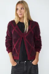 Cardigan de punto con cuello en V y manga larga, confeccionado en tejido tricot circular. Presenta un diseño de rombos en tonos borgoña y rojo oscuro, con un acabado afelpado o peluche.