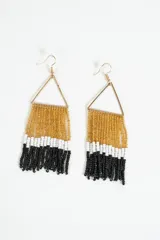 Par de aros colgantes con forma de triángulo dorado y flecos de canutillos en dorado, blanco y negro.