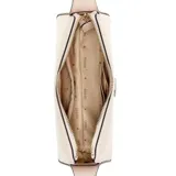Cartera tipo baguette Guess modelo Isobel, color rosa, con diseño estructurado, cierre superior, herrajes dorados y logo triangular frontal. Incluye un charm colgante en forma de corazón y correa ajustable.