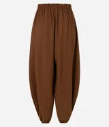 Pantalón de sastrería modelo aladim color marrón, con cintura recta, piernas amplias y ruedo ajustado. Confeccionado en tejido fluido de viscosa y poliéster.