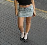 Minifalda de jean celeste con bolsillos delanteros y traseros.