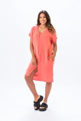 Túnica de gasa de algodón color coral, con escote en V y bolsillos laterales.