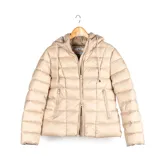 Campera puffer beige de poliéster, con capucha, cierre frontal, bolsillos laterales y calce al cuerpo.