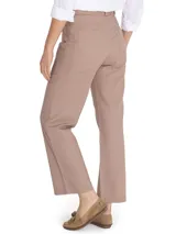Pantalón de tiro alto y pierna recta, confeccionado en una mezcla de algodón y lino. Presenta bolsillos frontales estilo carpintero y una cintura con cinturón integrado con hebilla metálica.
