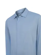 Camisa de manga larga RKF de la línea Horizon, color celeste, con cuello camisero y tapeta con botones ocultos.