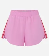 Bermuda deportiva modelo runner de la marca Get Over, confeccionada en poliéster. Presenta un diseño holgado con cintura elástica, bajo redondeado y rayas laterales decorativas.