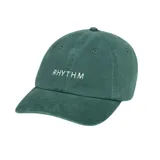 Gorra con visera Rhythm Essentials de color verde militar, con bordado frontal con la palabra "Rhythm" en color blanco.