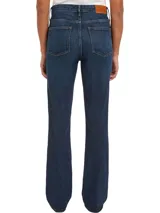 Jean Tommy Hilfiger de corte bootcut y talle medio, confeccionado en tejido denim elástico. Presenta un diseño clásico de cinco bolsillos con cierre de cremallera y botón.