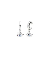 Par de aros de aro plateados con dije colgante en forma de ojo con cristal azul facetado.