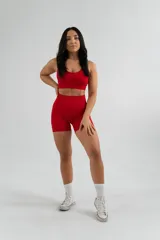 Short deportivo blanco de tiro alto y calce ajustado.