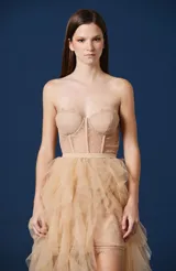 Vestido corto color nude de encaje, con diseño strapless estilo corsé y silueta ajustada.