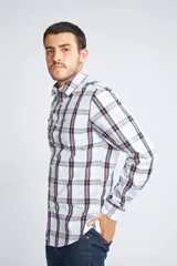 Camisa de manga larga con cuello clásico y cierre frontal abotonado. Presenta un estampado de cuadros en tonos azul marino y rojo. Confeccionada en algodón, cuenta con un corte slim fit y logo bordado en el pecho.