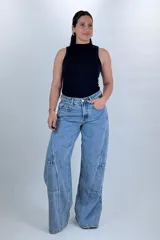 Jean wide leg baggy color azul, de tiro medio-alto, con diseño de costuras diagonales y bolsillos cargo laterales.