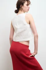 Musculosa color beige de lino con bretel grueso y corte recto.