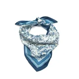 Pañuelo de forma triangular con estampado estilo toile de jouy en tonos azul y blanco, con bordes definidos en azul oscuro.