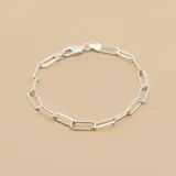 Pulsera de eslabones rectangulares tipo forcé, fabricada en plata 925 con cierre de mosquetón.