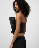 Top negro sin mangas, estilo palabra de honor, con gran volumen frontal fruncido y textura de microcuadros.