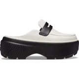 Zuecos Crocs Stomp Loafer, color blanco con suela de plataforma negra. Presentan un diseño tipo mocasín con una tira decorativa negra sobre el empeine y el logo de Crocs.
