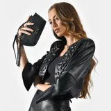 Cartera bandolera negra de cuero sintético con cadena metálica y logo VM en el frente.