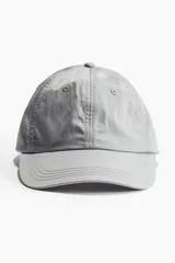 Gorra gris de sarga de algodón con ojales bordados y trabilla ajustable con cierre de metal en la parte trasera.