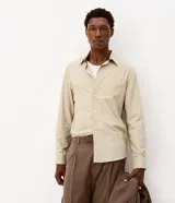 Camisa de manga larga Marfinno en color beige, con cuello camisero clásico y cierre frontal de botones.