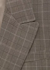 Chaqueta de corte recto estilo sastre con estampado de cuadros. Presenta cuello con solapas de muesca, hombreras, cierre frontal con botones, bolsillos laterales con solapa y bolsillo de ribete en el pecho. Incluye forro interior y abertura posterior en el bajo.