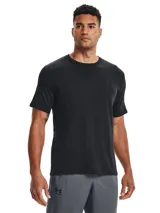 Remera de manga corta Under Armour, color negro, con cuello redondo y logo de la marca estampado en el pecho en tono sobre tono.