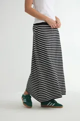 Falda midi de punto con diseño a rayas horizontales en blanco y negro, de corte recto y cintura elástica.