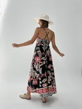 Vestido largo de algodón italiano con estampado floral en tonos azul, amarillo y blanco. Tiene escote cuadrado, corte imperio y elástico en la espalda.