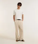 Remera de corte slim confeccionada en algodón texturizado color azul marino, con cuello redondo y mangas cortas.