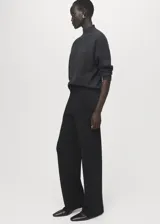 Pantalón de punto fino negro, de tiro medio y diseño recto con cintura elástica sin cierre.