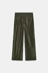 Pantalón de tiro alto color verde militar, confeccionado en tejido satinado con acabado brillante. Presenta cintura elástica fruncida, bolsillos laterales ocultos en las costuras y perneras de corte ancho.