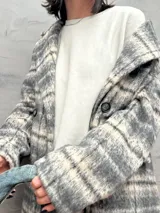 Sudadera blanca de corte holgado.