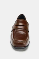 Mocasín de mujer confeccionado en piel con efecto desgastado. Presenta un diseño clásico con antifaz en el empeine, punta redonda y suela plana.