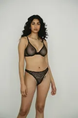 Pantie less de encaje negro con volados.