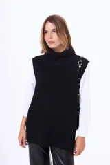 Chaleco tejido de punto en color negro, con cuello alto y diseño sin mangas de corte holgado.