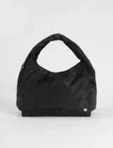 Cartera tipo shopper de tamaño grande, confeccionada en material sintético con acabado satinado. Presenta un diseño de hombro con asa integrada y un pequeño logo metálico en la esquina inferior.