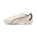 Championes de fútbol Puma modelo King 2.0 Match FG/AG, color arena con franja lateral característica en negro y detalles en rojo neón. Diseñados para césped natural firme y artificial.