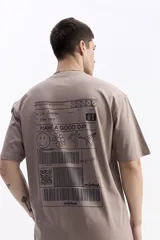 Remera de manga corta color topo, con escote redondo y fit regular. Presenta un pequeño estampado en el pecho con texto manuscrito y un código QR.