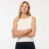 Camiseta sin mangas de punto acanalado color blanco, con cuello redondo y corte ajustado.