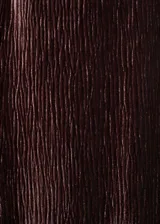 Pantalón de corte recto y tiro alto, confeccionado en tejido de terciopelo con textura plisada. Presenta cintura elástica para mayor comodidad y un diseño fluido.