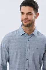 Camisa de manga larga confeccionada en mezcla de lino y algodón, con diseño de rayas sutiles y calce slim fit. Cuenta con cuello camisero, cierre frontal con botones y bordado pequeño en el pecho.