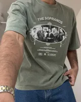 Remera oversize marrón con efecto lavado, manga corta y estampa frontal en blanco y negro de la serie The Sopranos.